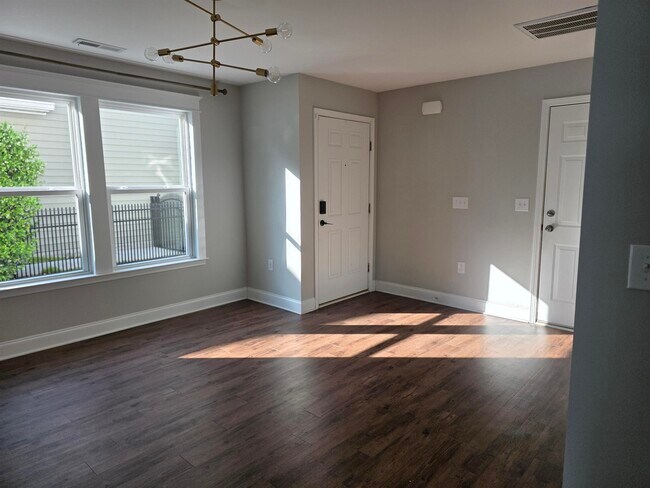 Building Photo - 1048 Meadowoods Dr