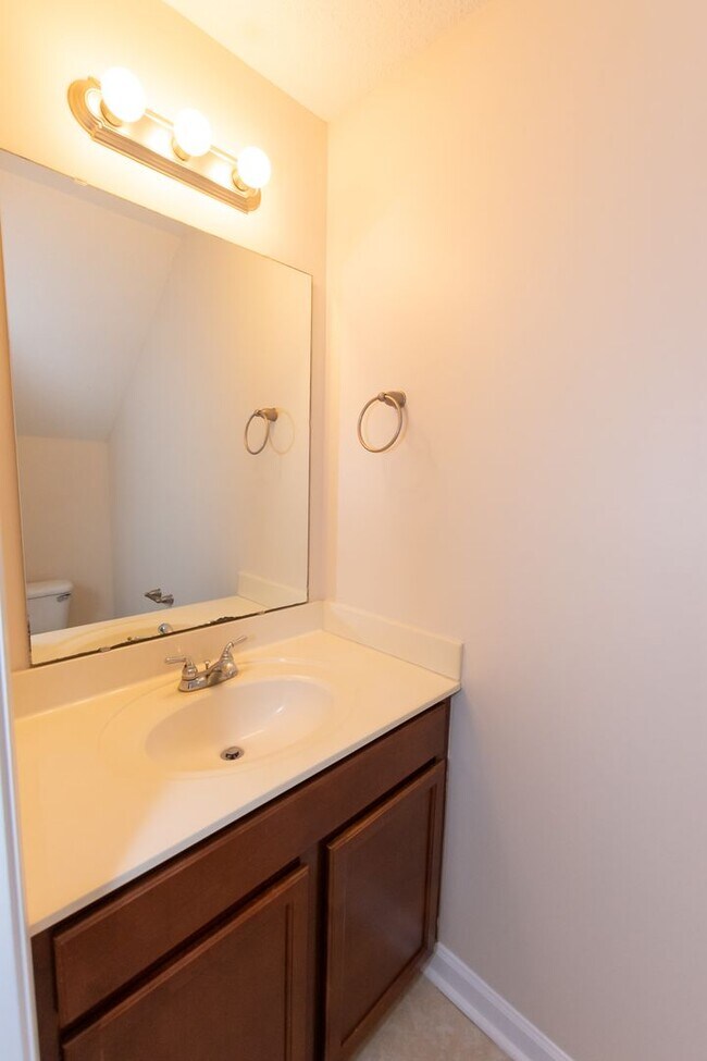 Building Photo - Looking for a townhome in Hubert?