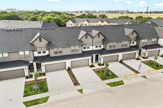 Building Photo - 8816 Enclave Wy