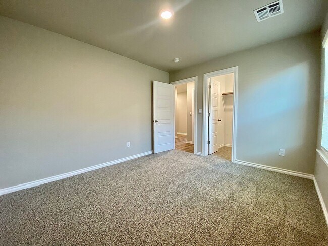 Building Photo - 4 Bed 2 Bath, w/Office in Deer Creek Schools