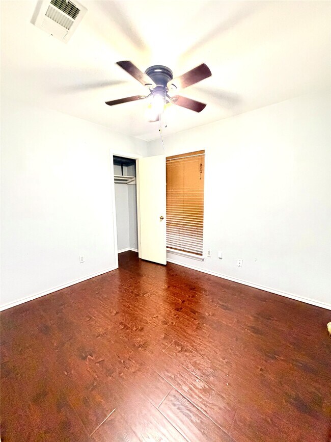 Building Photo - 7402 Alegria Dr