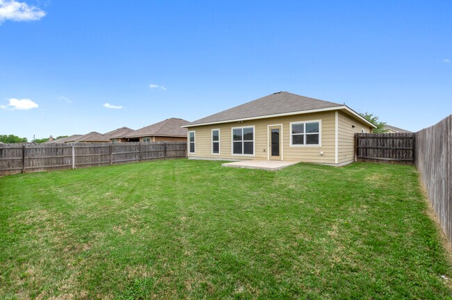 Building Photo - 8011 Fieldstone Dr