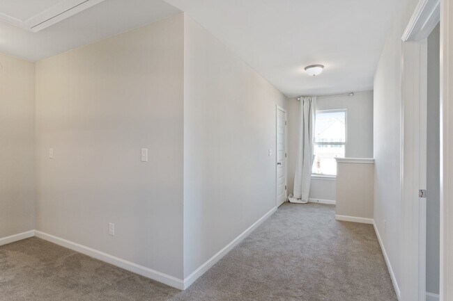 Building Photo - 3 BEDROOM TOWNHOME IN OAKWOOD! Rabun Floorplan