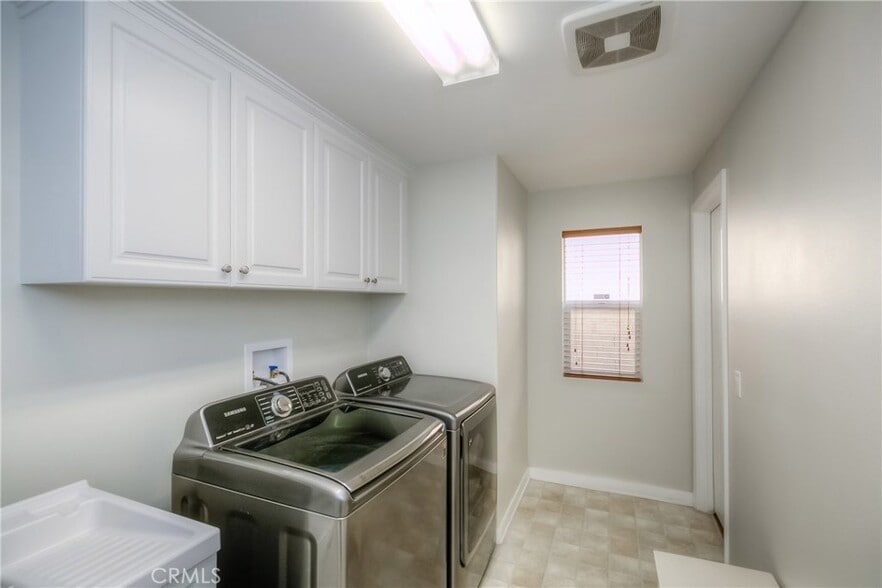 Building Photo - 662 E Gardenia Dr