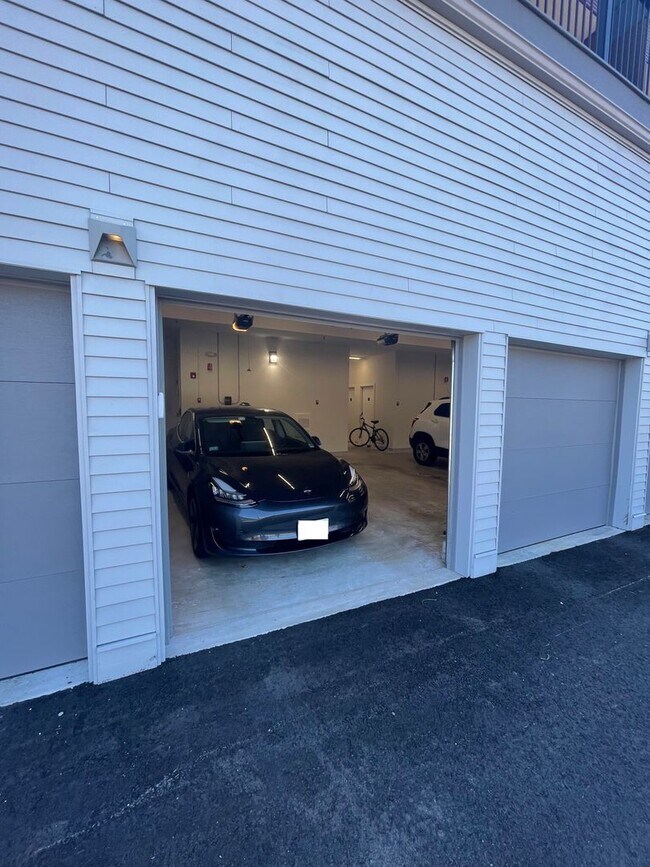 Building Photo - Jamaica Plain 2 bedroom w/garage parking a...