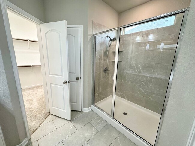 Building Photo - Room for the family!