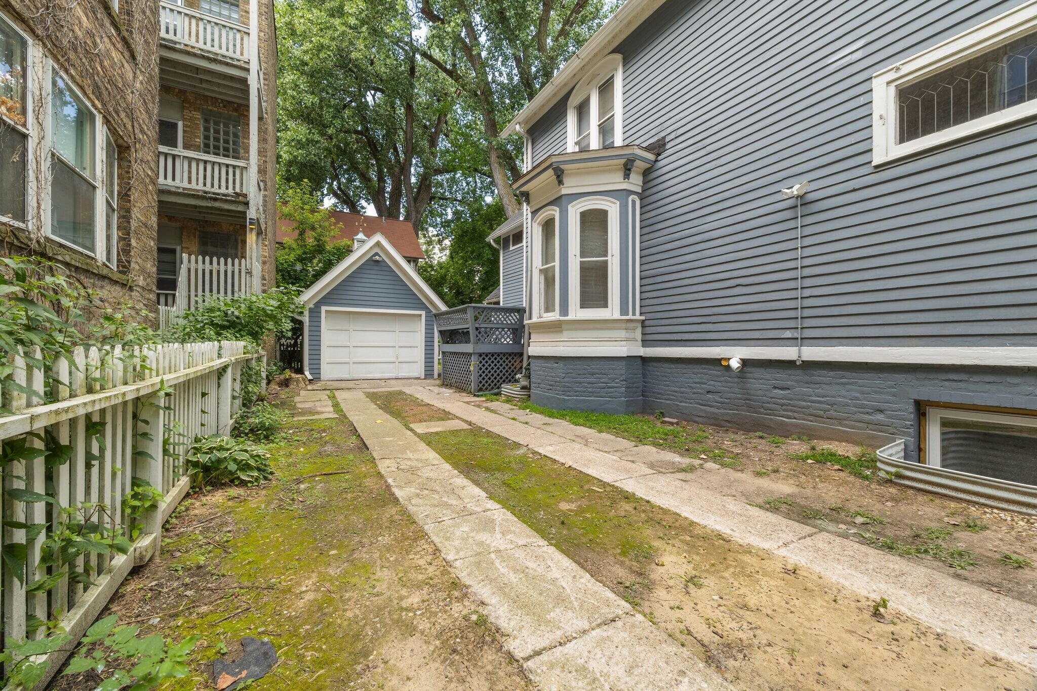 Building Photo - 1906 Orrington Ave