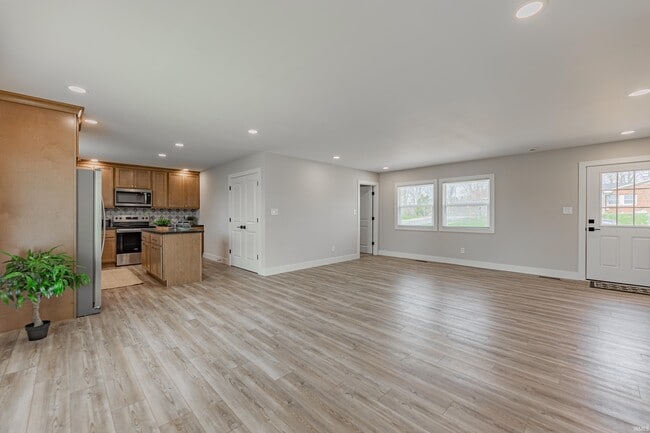 Building Photo - 911 Mayfair Dr