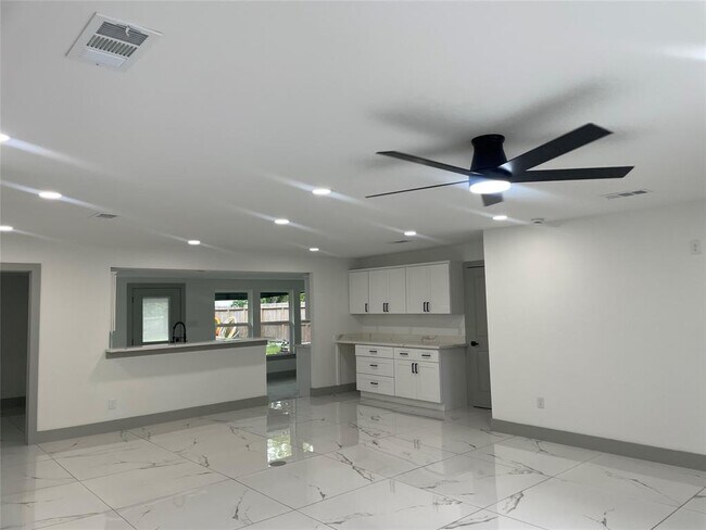 Building Photo - 7005 Kopman Dr
