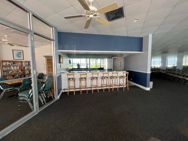 Building Photo - 132 Lakeshore Dr