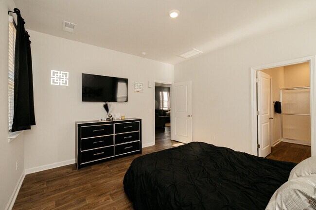 Building Photo - "One Level, Charming 3 bedroom 2 Bath in Goose Creek – 1256 Sq Ft of Comfort!"