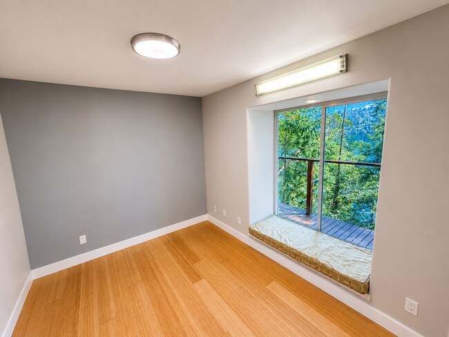 Building Photo - Elevated 2-Bedroom Home with Lake Sammamish Views