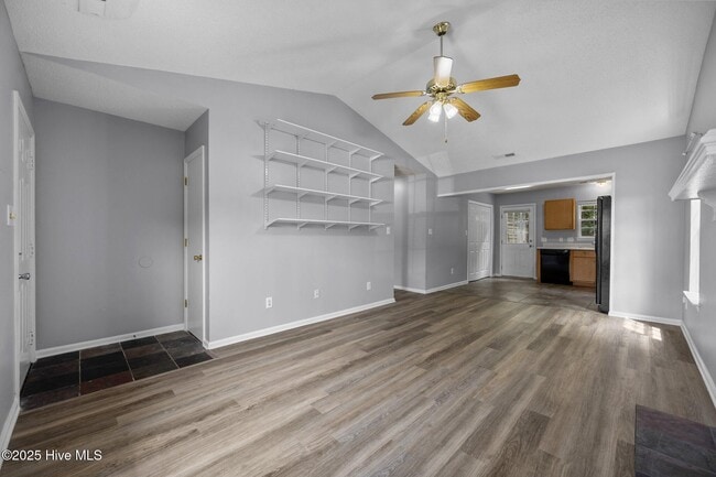 Building Photo - 1087 W Pueblo Dr