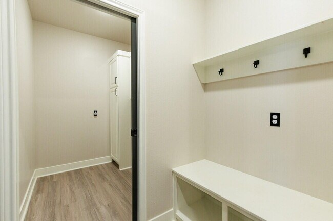 Building Photo - 5825 Grinnell St