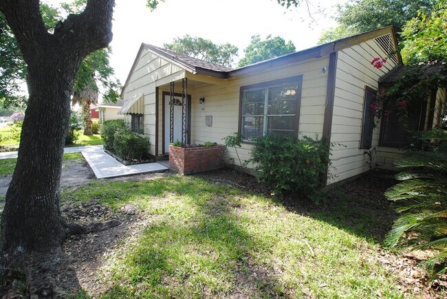 Building Photo - 3707 Daphne St