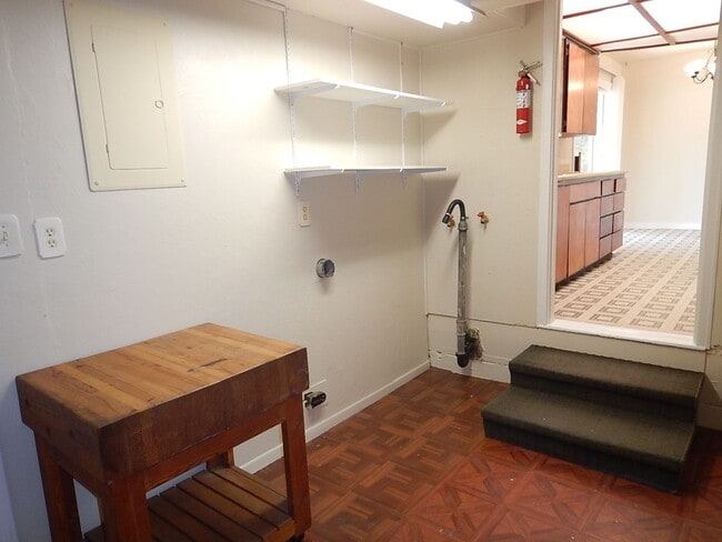 Building Photo - 3 Bedroom, 1 Bathroom in Heights Subdivisi...