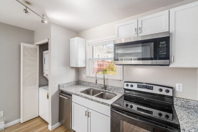 Building Photo - Spacious 2-Bedroom Apartment Near Downtown & German Village