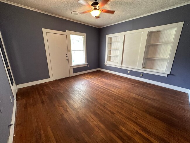 Building Photo - One Bedroom One Bath Duplex in TCU Area