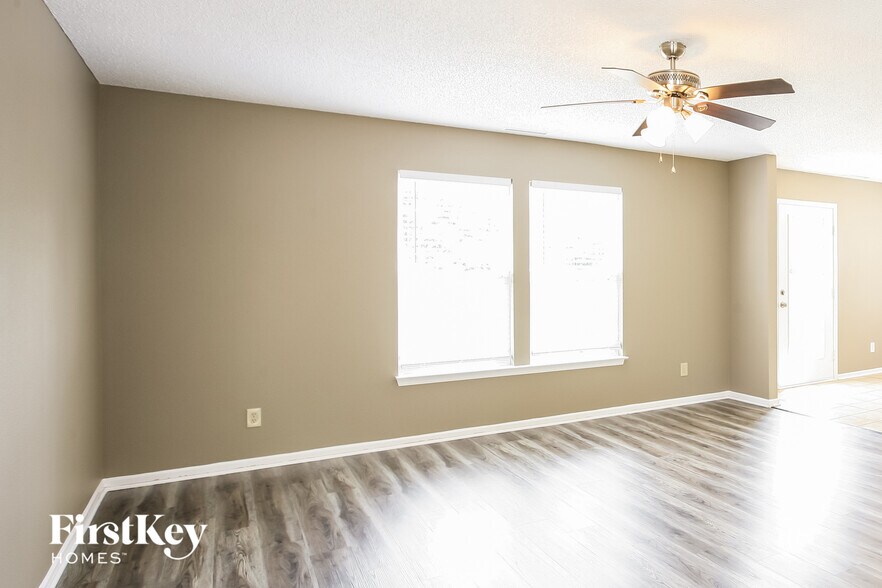 Building Photo - 15498 Border Dr