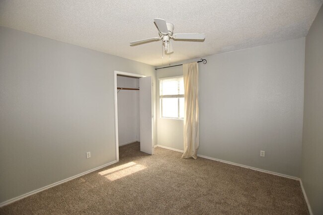 Building Photo - Cul-de-Sac Comfort + Backyard Bonus in Pfl...