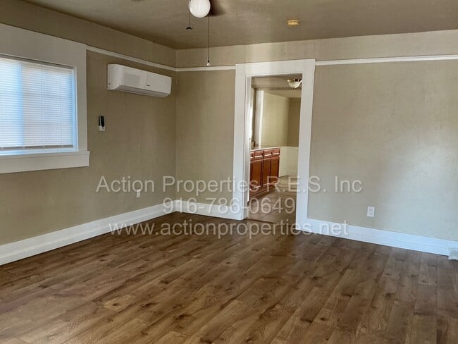 Building Photo - Move In Special! Central Roseville Bungalow 2 bedroom 1 Bathroom, Street Parking, Shed, No Yard