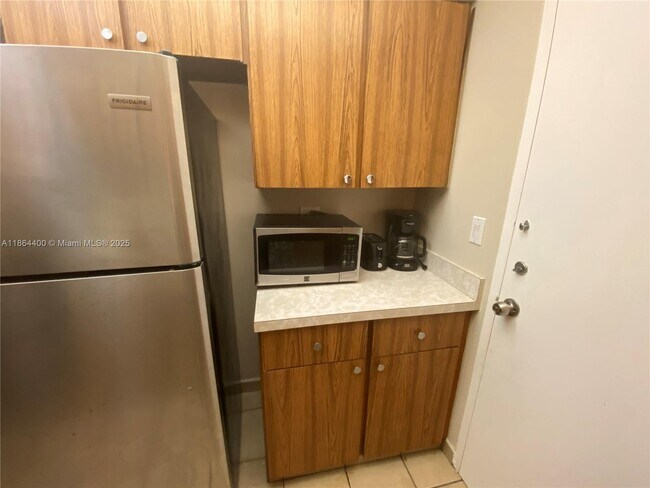 Building Photo - 1408 Brickell Bay Dr