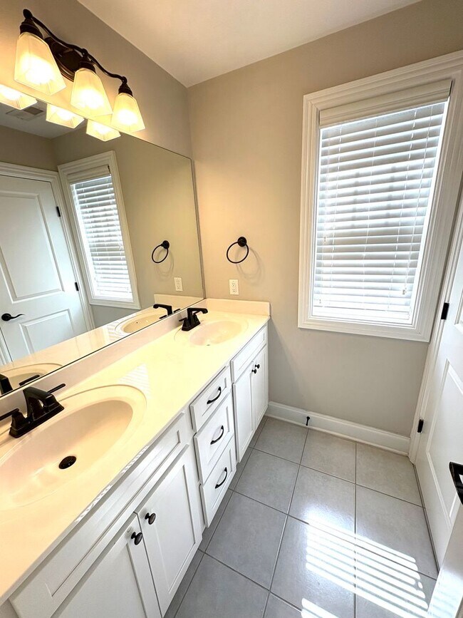 Building Photo - Beautiful 3 bedroom, 2.5 bath in South Nas...