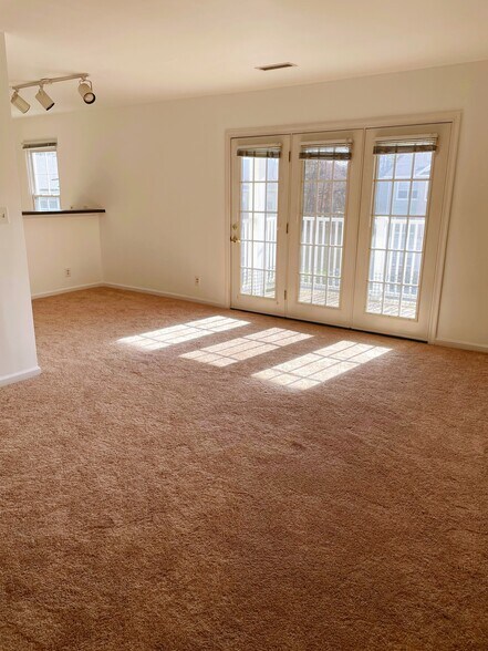 Building Photo - 1217 Villa Ln