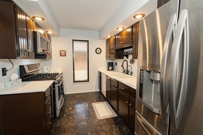 Building Photo - 3191 Sycamore Dr