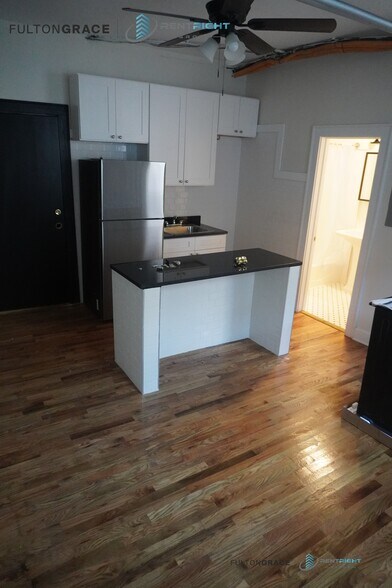 Building Photo - 1712 W Albion Ave