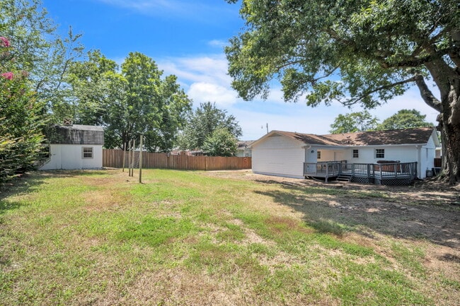 Building Photo - 120 Abbotsford Dr