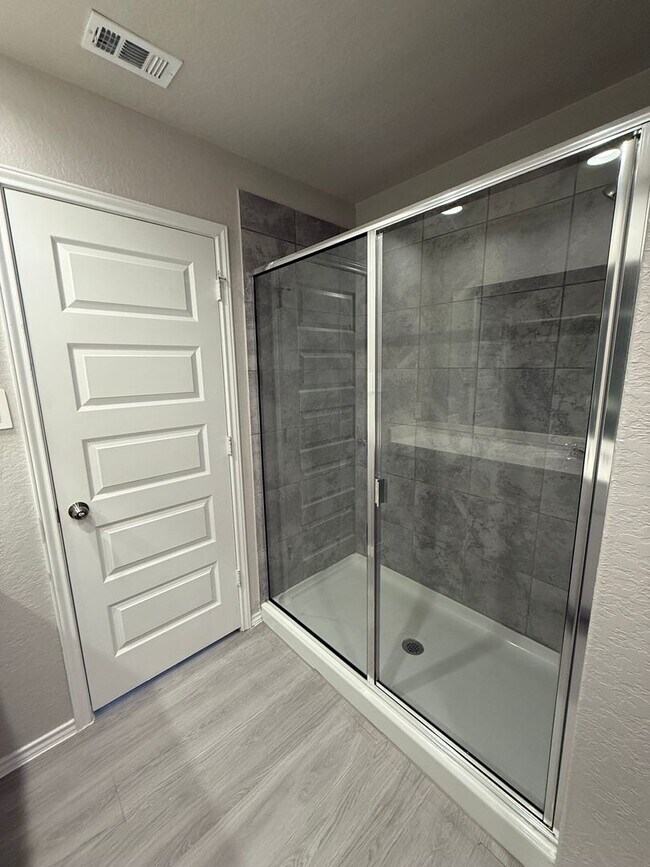 Building Photo - 4 Bedrooms, 2.5 Bathroom house with a huge back yard in New Braunfels!