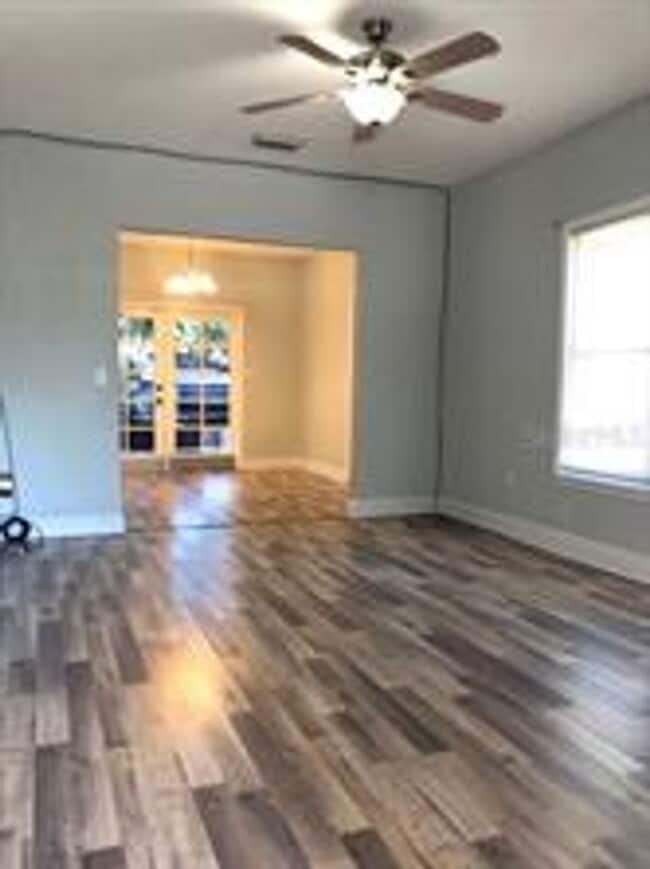 Building Photo - 2 Bedroom / 2 Bath Bungalow in Sanford's Historic District!
