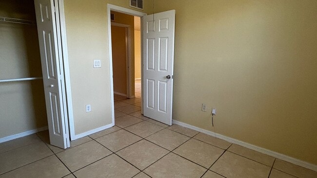 Building Photo - Charming 3-Bed, 2-Bath Home in Lehigh Acre...