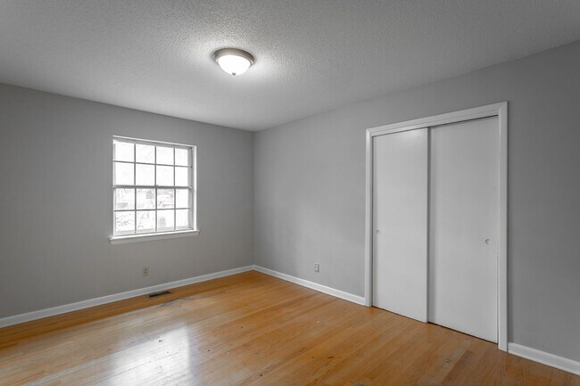 Building Photo - 3 Bedroom Home Close to All