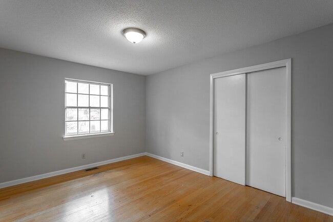 Building Photo - Spacious 3 Bedroom!  ASK ABOUT MOVE IN SPE...