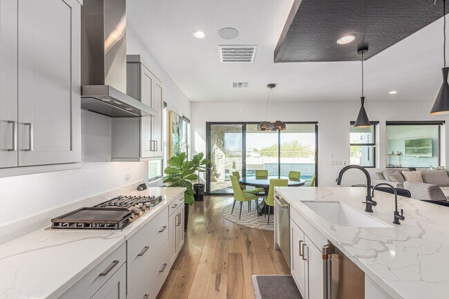 Building Photo - Luxury at Vistal