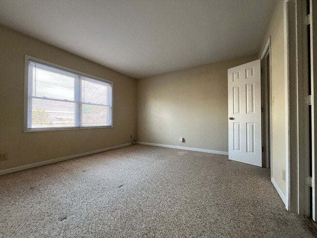 Building Photo - Spacious 2 Bedroom, 1.5 Bath