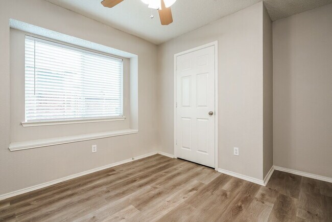 Building Photo - 926 Pheasant Dr