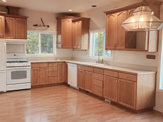 Building Photo - Easy access to the Birch Bay Coastline! La...