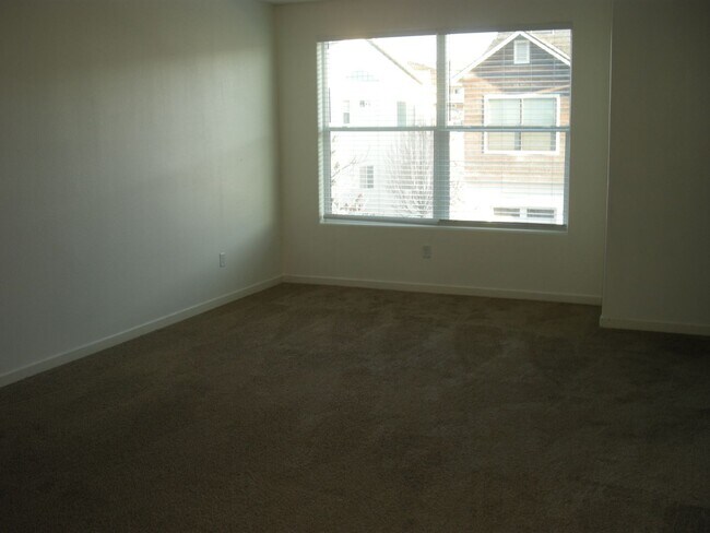 Building Photo - Three Bedroom, Two and a Half Bath Townhome Near UNR
