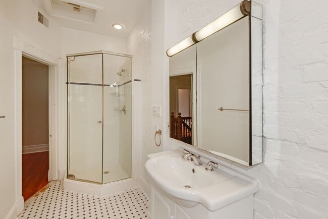 Building Photo - 3 Bed 2.5 Bathroom - Capitol Hill Rowhome - Driveway For Parking