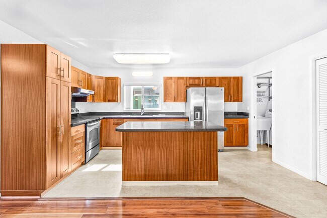 Building Photo - Spacious 3 Bedroom, 2.5 Bath Single Family...