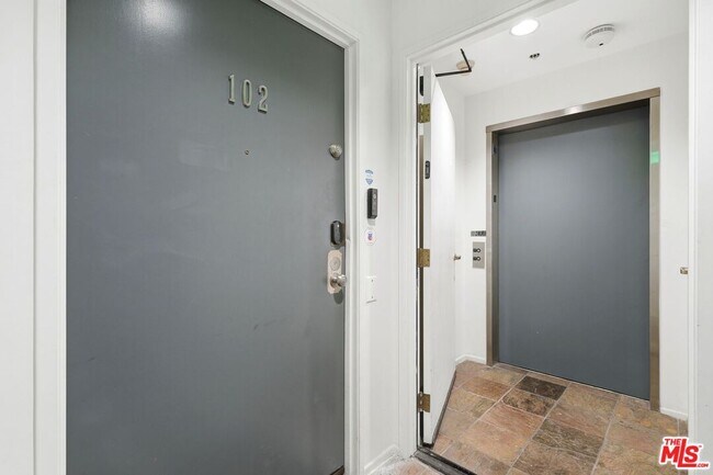 Building Photo - 1842 Greenfield Ave