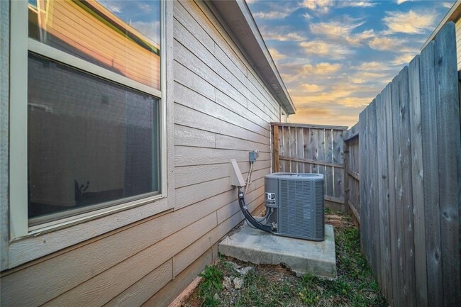 Building Photo - 118 Ashwood Glade Dr