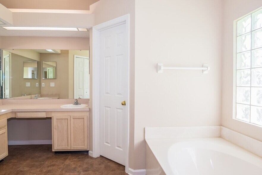 Building Photo - 644 Southern Lily Dr