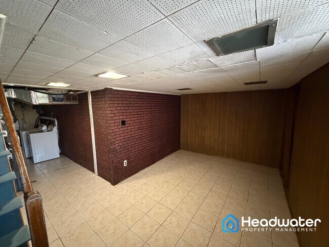 Building Photo - 261 S Bayberry Ln
