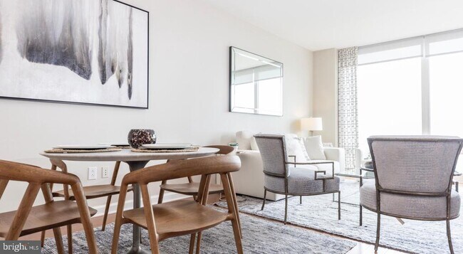 Building Photo - 204 W Washington Square