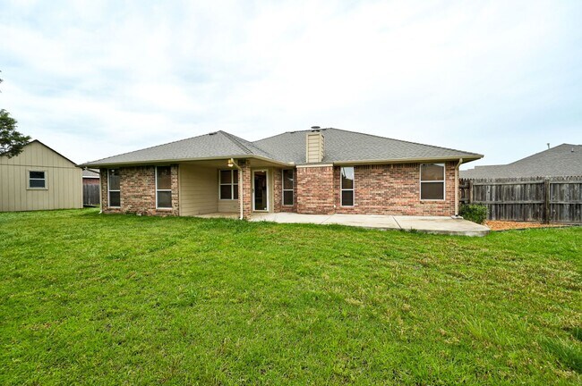 Building Photo - Amazing 4BD/3BTH home with a 3 car garage ...