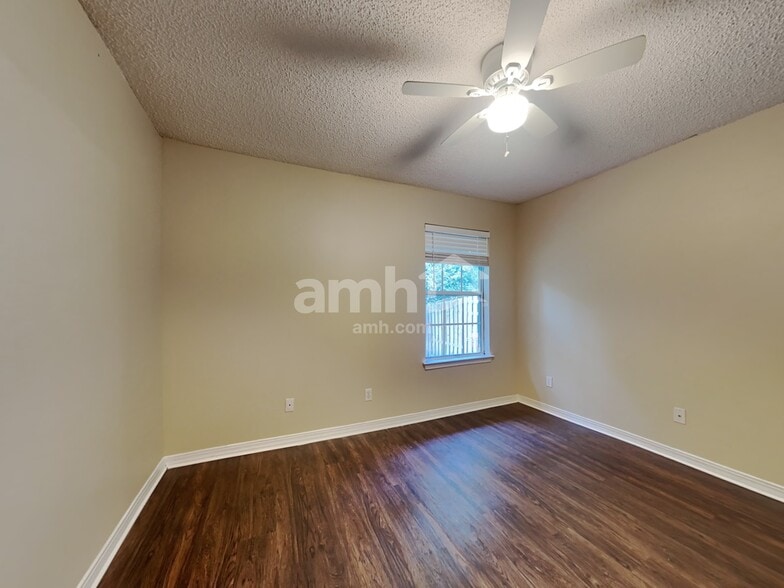 Building Photo - 6265 Ironside Dr N